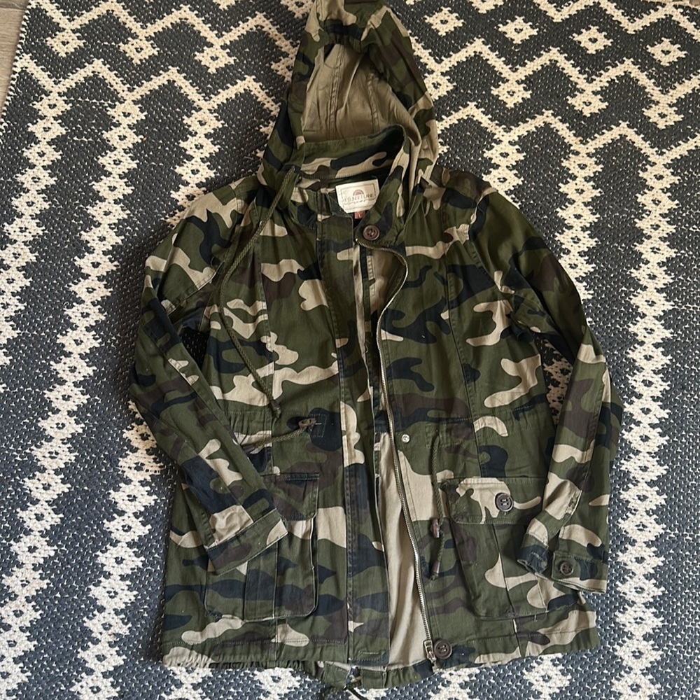 Super cute camo jacket with hood size large